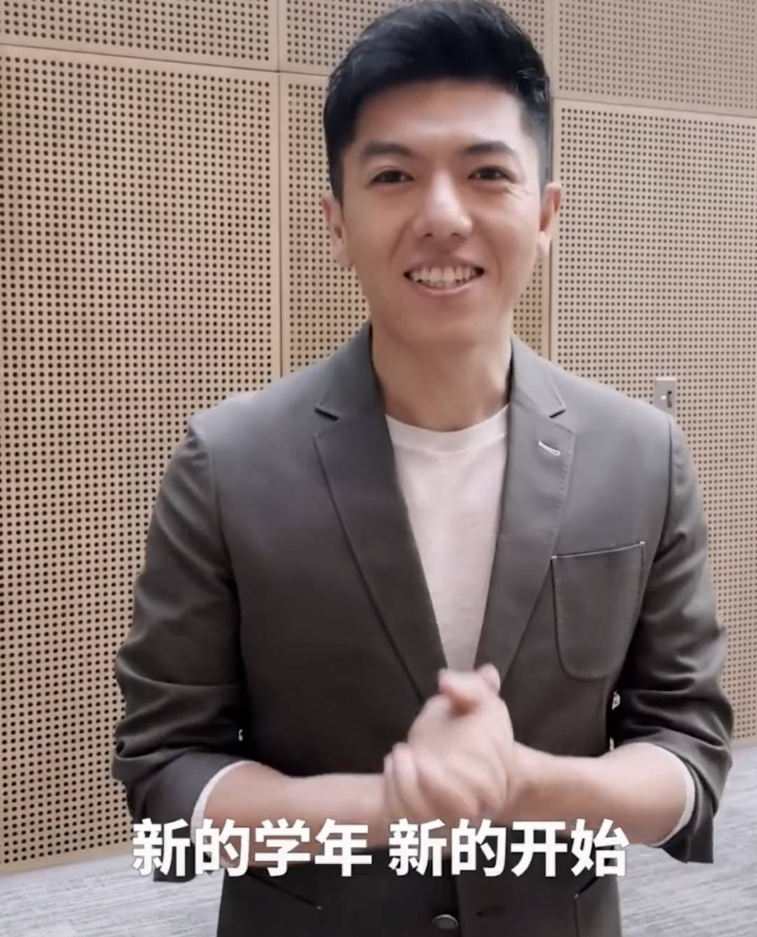 房兵聚焦熱點(diǎn)話題，最新解讀與探討的節(jié)目主持時(shí)刻